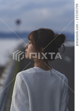 一個女人在沙灘上散步 一個女人在沙灘上散步 135585709