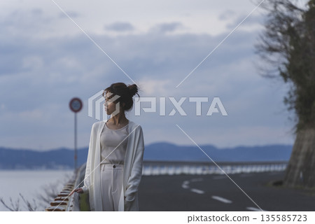 一個女人在沙灘上散步 一個女人在沙灘上散步 135585723