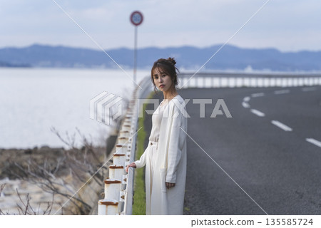 一個女人在沙灘上散步 一個女人在沙灘上散步 135585724