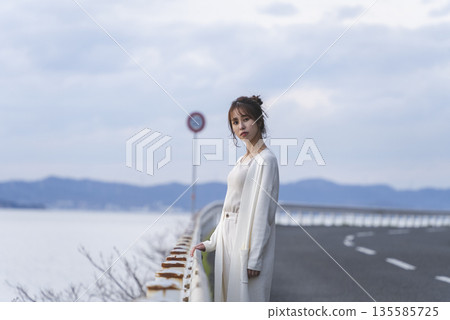 一個女人在沙灘上散步 一個女人在沙灘上散步 135585725
