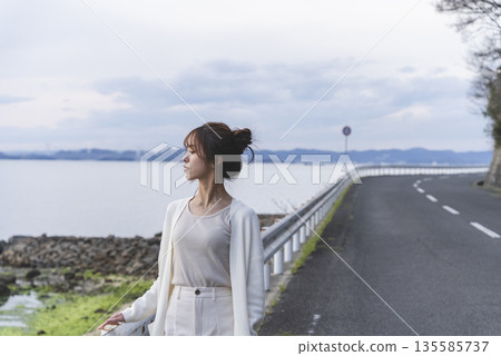 一個女人在沙灘上散步 135585737