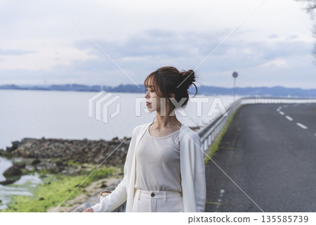 一個女人在沙灘上散步 135585739