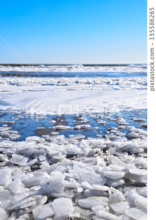 北海道大津海岸的珠寶冰 北海道大津海岸的珠寶冰 135586265