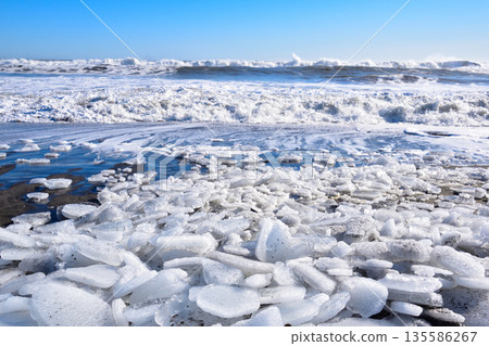 北海道大津海岸的珠寶冰 北海道大津海岸的珠寶冰 135586267