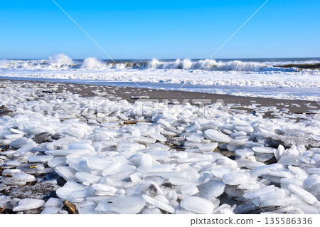 北海道大津海岸冬季珠寶冰 北海道大津海岸冬季珠寶冰 135586336