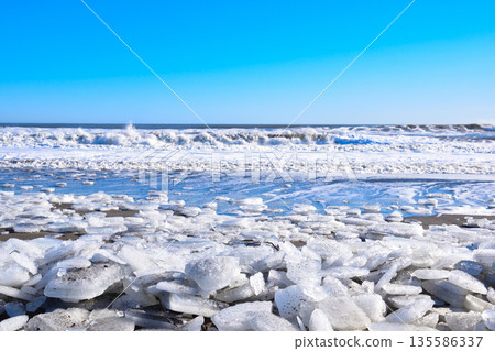 北海道大津海岸冬季珠寶冰 北海道大津海岸冬季珠寶冰 135586337