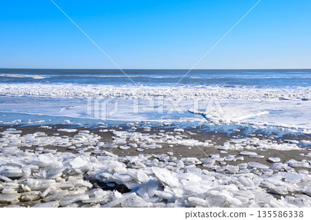 北海道大津海岸冬季珠寶冰 北海道大津海岸冬季珠寶冰 135586338