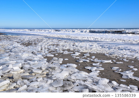 北海道大津海岸冬季珠寶冰 北海道大津海岸冬季珠寶冰 135586339