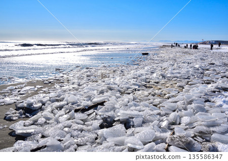 北海道大津海岸冬季珠寶冰 北海道大津海岸冬季珠寶冰 135586347