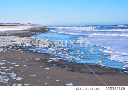 北海道大津海岸冬季珠寶冰 北海道大津海岸冬季珠寶冰 135586889