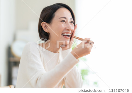 中年婦女在客廳吃飯 135587046