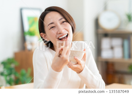 中年婦女在客廳吃飯 135587049