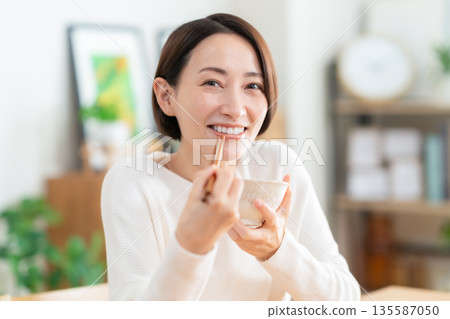中年婦女在客廳吃飯 135587050