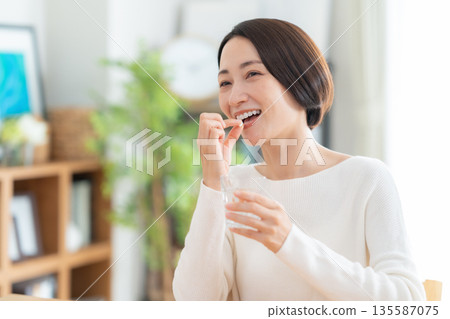 中年婦女在家服用保健品 135587075