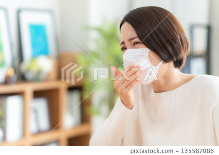 一位中年婦女在客廳戴口罩 135587086