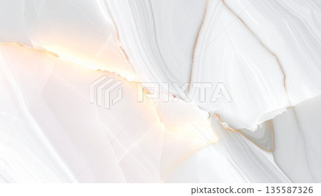 化妝品和時尚圖片：白色背景上帶有金色線條的淺色大理石紋理。奢華的背景素材。 135587326