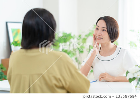 女美容師提供諮詢 135587684