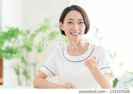 女美容師提供諮詢 135587686
