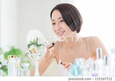 中年女人在做皮膚護理 135587722