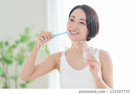 中年婦女進行牙科護理 135587735