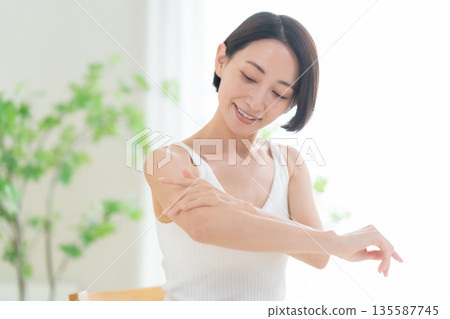 中年女人在做皮膚護理 135587745