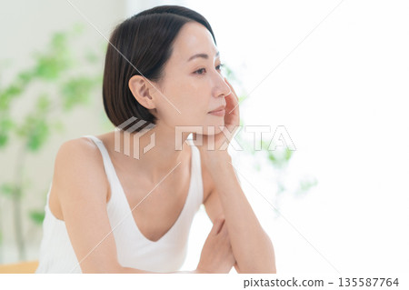 中年女人在做皮膚護理 135587764