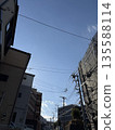 有電線的住宅區的風景 135588114