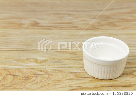 Wood grain background and white cocotte dish Wood grain background and white cocotte dish 135588830
