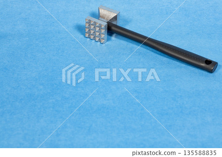 淺藍色背景和嫩肉器/廚房用品 135588835