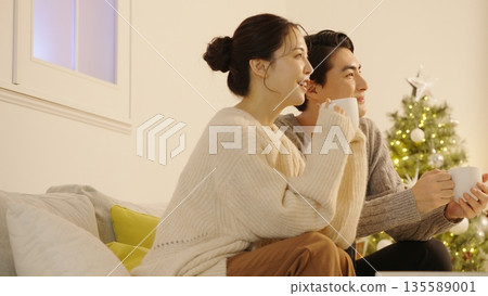 聖誕節，一對夫婦在家放鬆 135589001