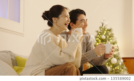 聖誕節，一對夫婦在家放鬆 135589002