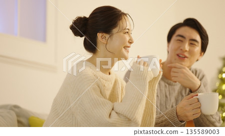 聖誕節，一對夫婦在家放鬆 135589003