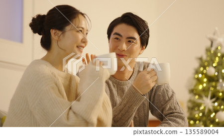 聖誕節，一對夫婦在家放鬆 135589004