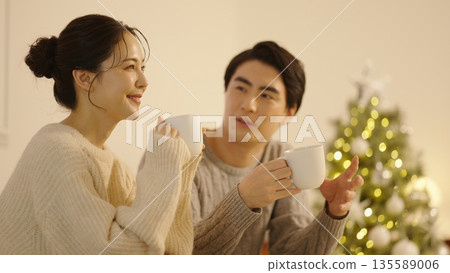 聖誕節，一對夫婦在家放鬆 135589006
