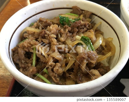 美味的牛肉碗 美味的牛肉碗 135589007