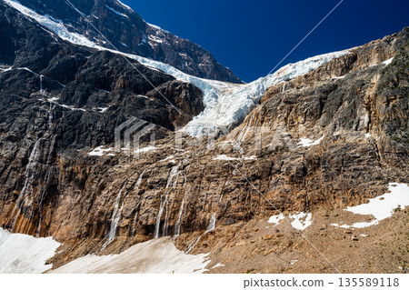 加拿大艾伯塔省伊迪絲·卡維爾山懸崖上的天使冰川和融水池 135589118