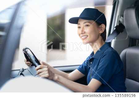 中年女性外送員駕車送貨 135589156