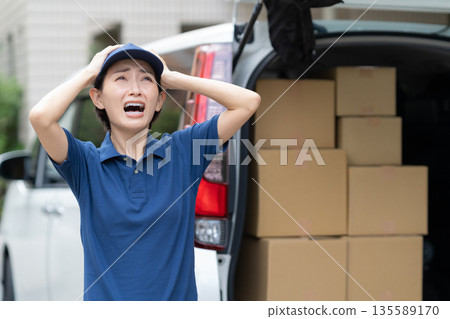 中年女性外送員駕車送貨 135589170