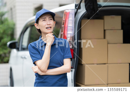 中年女性外送員駕車送貨 135589171