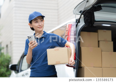 中年女性外送員駕車送貨 135589173