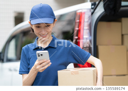 中年女性外送員駕車送貨 135589174