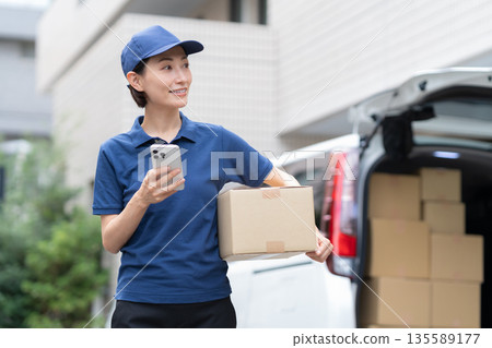 中年女性外送員駕車送貨 135589177
