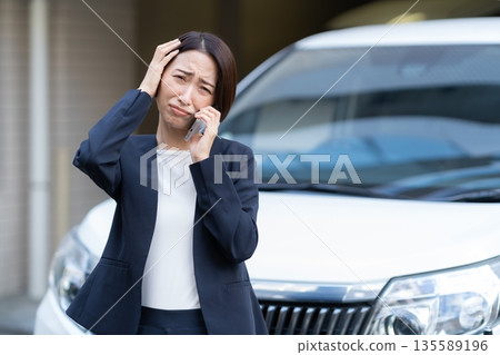 一位在車上工作的中年女商人 135589196