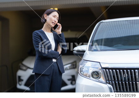 一位在車上工作的中年女商人 135589199