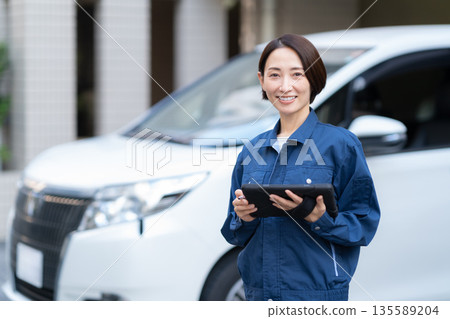中年女汽車修理工正在修車 135589204