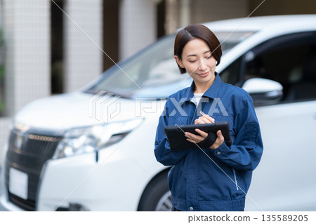 中年女汽車修理工正在修車 135589205