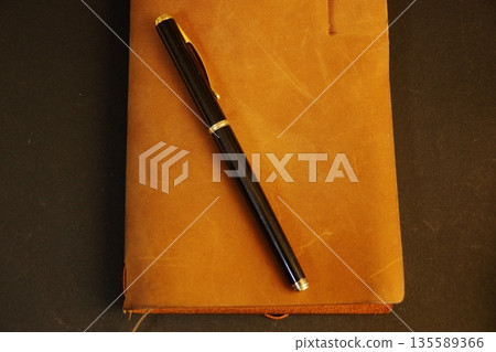 皮革手提包和鋼筆 135589366
