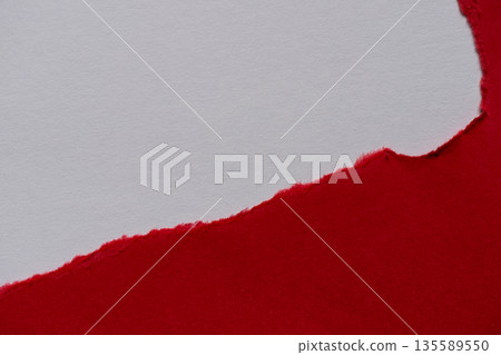 撕碎的紅色建築紙背景 135589550