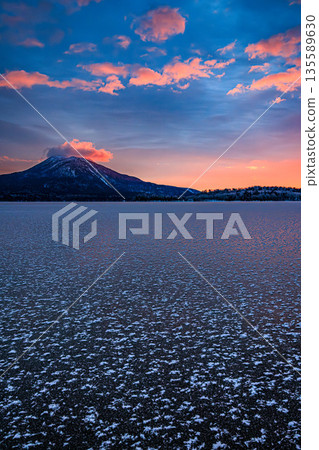 Frost flowers at Lake Akan dyed in the morning glow Frost flowers at Lake Akan dyed in the morning glow 135589630