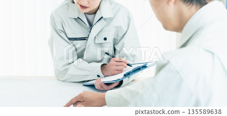 看到圖紙的現場主管的手 135589638